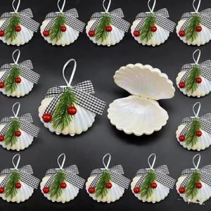 Weihnachtsschmuck aus weißer Muschel mit Schleife und Kiefer für Partygeschenke