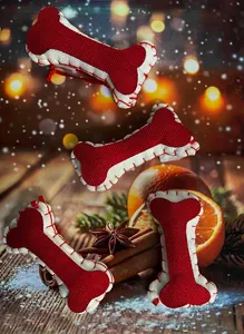 Set aus roten knochenförmigen Weihnachtsanhängern mit rustikalen weißen Nähten für Bäume