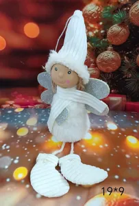 Detailansicht einer Plüsch-Weihnachtsengelfigur mit weißer Strickmütze und silbernen Flügeln