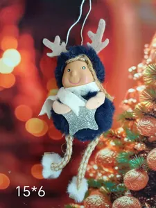 Detailaufnahme eines blauen Plüschpuppen-Weihnachtsanhängers mit silbernem Stern