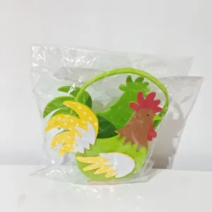 Detailansicht des farbenfrohen Osterhahn-Filzkorbs in der Originalverpackung