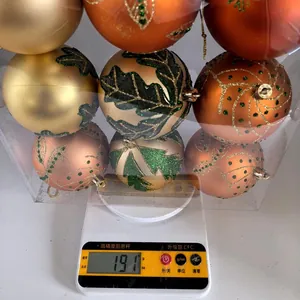 Peso totale del set di 9 palline di Natale dipinte da 8 cm sulla bilancia