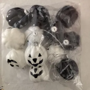 Vista dettagliata di ornamenti di zucca di Halloween con facce di fantasmi in sacchetto