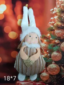 Vue détaillée de l'ange de Noël en peluche avec cœur scintillant et robe rayée