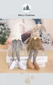 Vue détaillée de deux gnomes de Noël à longues jambes assis sur des livres déco