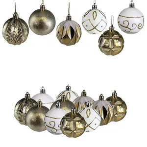 Gouden en witte kerstballen met verschillende texturen en feestelijke patronen