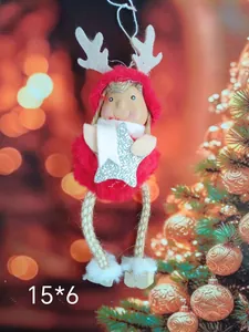 Weihnachts-Plüschpuppe als Anhänger mit rotem Pelz und silbernem Stern für den Tannenbaum