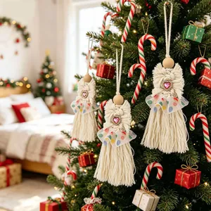 Vue détaillée des ornements d'anges en macramé faits main sur un sapin de Noël