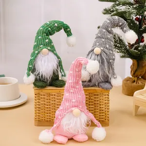 Tre adorabili gnomi di Natale nordici con cappelli lavorati a maglia e barbe bianche