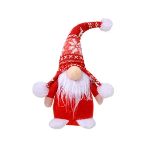 Gnomo di Natale fatto a mano con cappello lavorato a maglia rosso e barba bianca
