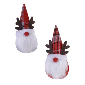 Paire de gnomes de Noël avec chapeaux à carreaux rouges et bois de renne festifs.
