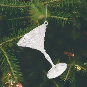 Detailansicht eines klaren Martini-Glas-Anhängers aus Acryl an einem Tannenbaum