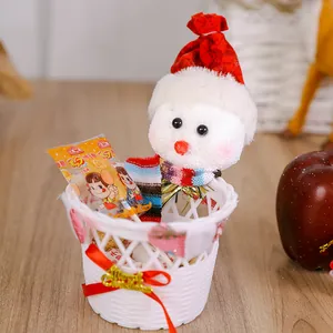 Detail eines Weihnachts-Schneemann-Süßigkeitskorbs mit festlicher roter Schleife.