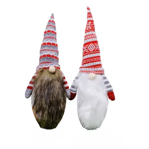 Paar feestelijke kerstkabouter wijnfleshoezen met gebreide mutsen en lange baarden