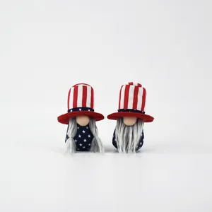 Paire de gnomes patriotiques du 4 juillet avec motifs drapeau américain sur fond blanc