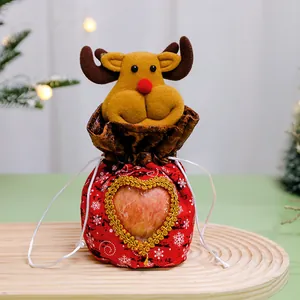 Vue détaillée d'un sac cadeau de Noël renne avec fenêtre transparente en cœur.