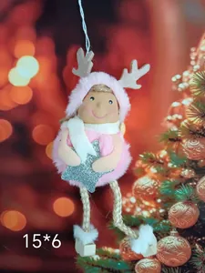 Detailansicht eines weihnachtlichen Plüschmädchens mit rosa Hut und Rentiergeweih