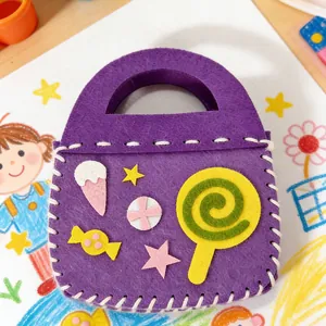Primer plano de un bolso de fieltro morado para manualidades con adornos de caramelos