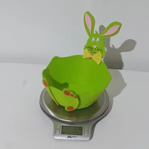 Nahaufnahme eines grünen Osterhasen-Filzkorbs auf einer Digitalwaage mit 22,9 g Gewicht