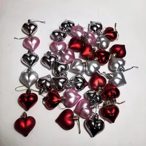 Vista dettagliata di ciondoli a cuore da 4,5 cm in plastica galvanizzata lucida