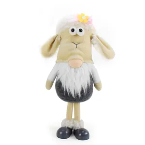 Primer plano de un gnomo oveja de peluche de pie con patas largas y barba blanca.