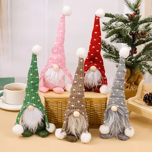 Set di cinque gnomi natalizi scandinavi con cappelli a maglia e lunghe barbe bianche