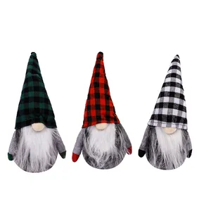 Set van drie kerstkabouters met groen rood en wit geruite hoeden en lange witte baarden