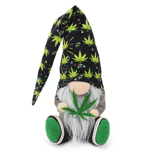 Vista dettagliata di una bambola di peluche gnomo decorativa con motivi a foglia verde