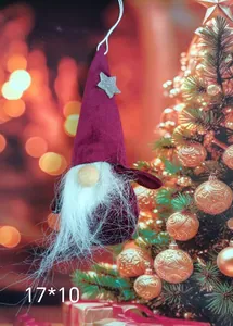 Detail eines weinroten Weihnachtsgnoms aus Samt mit weißem Bart und silbernem Stern.