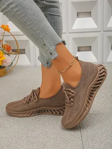Détail de chaussures de course marron respirantes avec semelles ondulées texturées élégantes