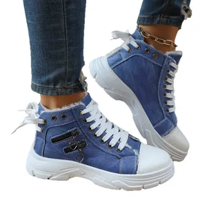Blaue High-Top-Sneaker für Damen aus Denim mit Plateausohle und Herz-Reißverschluss.