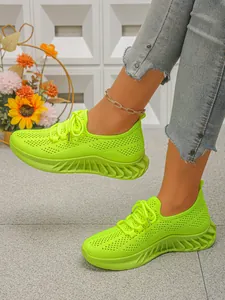 Vue de côté des baskets en maille respirante vert néon avec semelle texturée