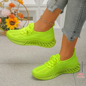 Vue détaillée de baskets de sport en mesh vert fluo avec une semelle plateforme de 4,5 cm