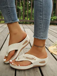 Vista lateral de sandalias de cuña blanco roto para mujer con detalle de hebilla oro