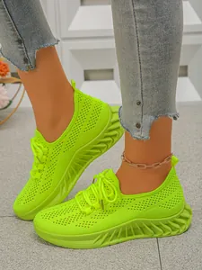 Vue détaillée des chaussures de course en mesh respirant vert néon avec semelles épaisses