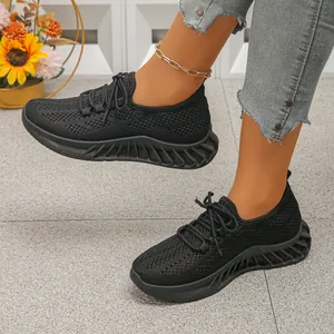 Détail de baskets en tricot noir respirant pour femmes avec semelle épaisse texturée