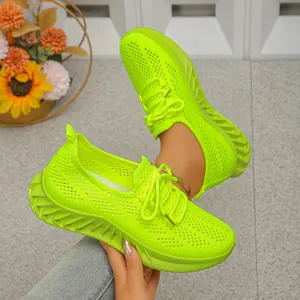 Gros plan sur des baskets en mesh vert néon respirant pour un confort de course léger