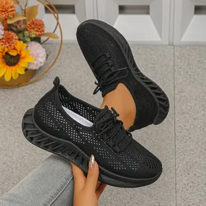 Vue détaillée des baskets en mesh noir respirant avec semelles zigzag élégantes