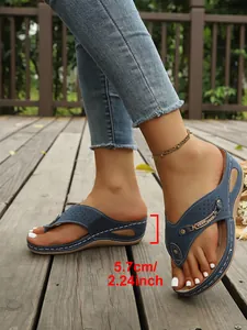 Sandalias de cuña azules con costuras blancas y medida de altura del tacón de 5,7 cm.