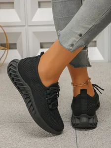 Vue détaillée de chaussures de sport en maille respirante noire à la mode et chic