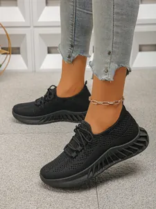 Gros plan sur des chaussures de course en maille noire avec semelle texturée