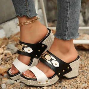Sandalias de cuña para mujer en blanco y negro con hebillas metálicas, ideales para playa.