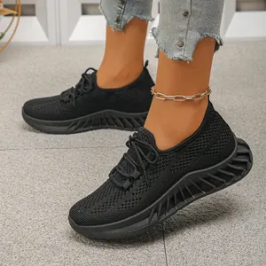 Chaussures de sport noires légères en mesh respirant avec semelles épaisses rainurées