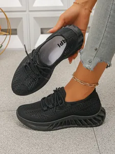 Gros plan de chaussures de sport en maille respirante noire avec semelle légère pour femmes