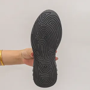 Vue macro détaillée de la semelle en caoutchouc antidérapante pour chaussures de sport.