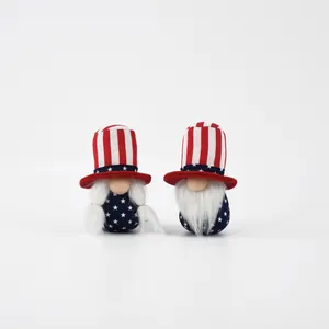 Détail de deux gnomes patriotiques du 4 juillet avec des tenues à étoiles et rayures
