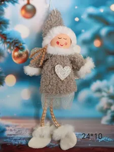 Détail d'un ange de Noël en peluche avec cœur argenté et garniture en fausse fourrure