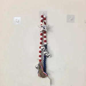 Ghirlanda di perle di legno patriottica rossa bianca blu con stella d'argento e nappa