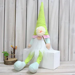 Détail macro d'un gnome en peluche vert lime avec une longue barbe blanche tenant une fleur