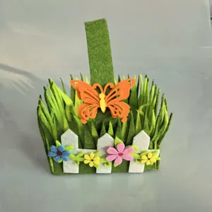 Detailaufnahme grüner Osterkorb aus Filz mit Schmetterlings- und Blumenmotiven